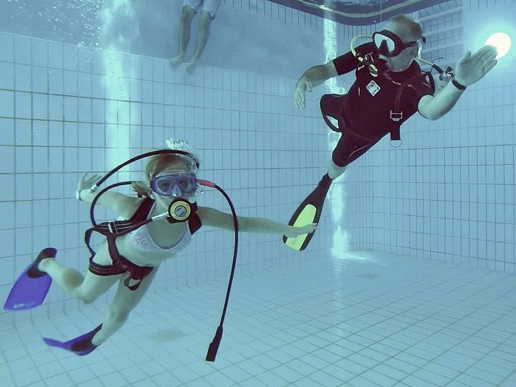 Tauchtraining und Ausbildung der Jugend im Schwimmbad